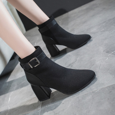 Γυναικείες μοντέρνες μπότες με ψηλά τακούνια σε μαύρο χρώμα