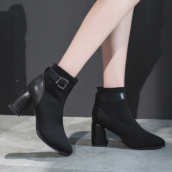 Γυναικείες μοντέρνες μπότες με ψηλά τακούνια σε μαύρο χρώμα