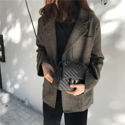 Дамско плътно сако с джобове в кафяв цвят