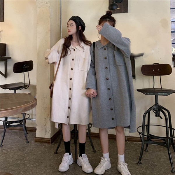 Μακρύ και ευρύ πλεκτό γυναικείο φόρεμα με κουμπιά σε διάφορα χρώματα