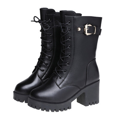 Μοντέρνες γυναικείες μπότες με παχιά τακούνια και  δεσμούς σε μαύρο χρώμα