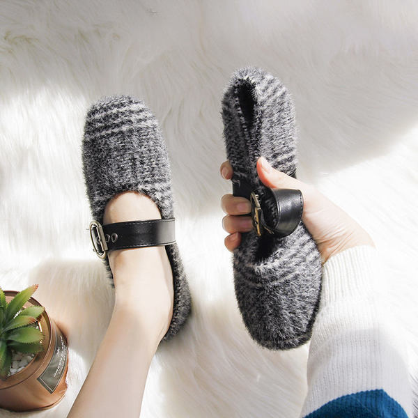 Alkalmi női cipő csattal, két színben