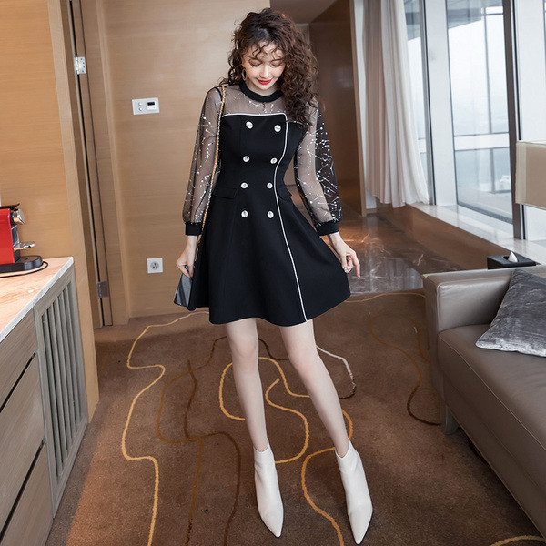 Modern női ruha tüllel és gombokkal fekete színben