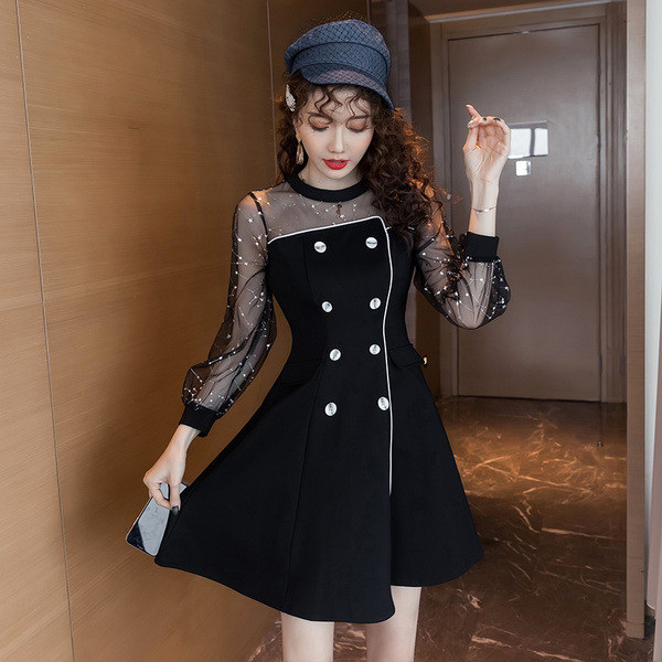 Modern női ruha tüllel és gombokkal fekete színben