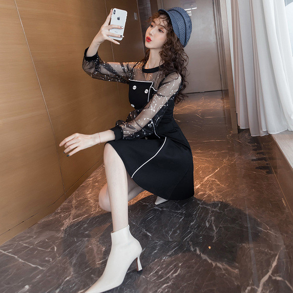 Modern női ruha tüllel és gombokkal fekete színben