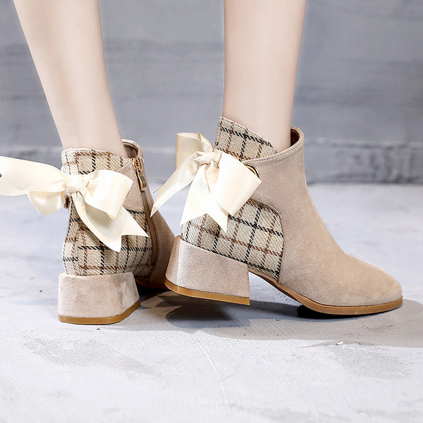 Κομψές γυναικείες μπότες με κορδέλα ακονισμένη μοτίβο σε δύο χρώματα