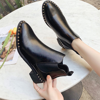 Μοντέρνες γυναικείες έκο δερμάτινες μπότες με μεταλλικά τρούξ σε μαύρο χρώμα