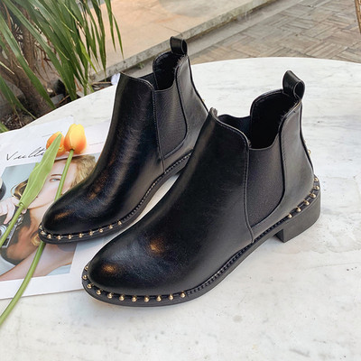 Μοντέρνες γυναικείες έκο δερμάτινες μπότες με μεταλλικά τρούξ σε μαύρο χρώμα