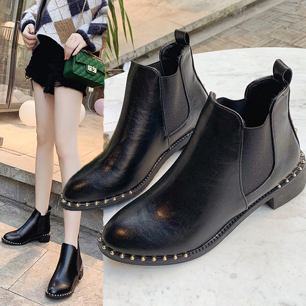 Μοντέρνες γυναικείες έκο δερμάτινες μπότες με μεταλλικά τρούξ σε μαύρο χρώμα