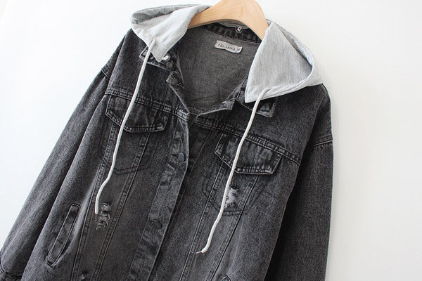 Μοντέρνο γυναικείο τζιν μπουφάν με τσέπες και κουμπιά σε μαύρο χρώμα