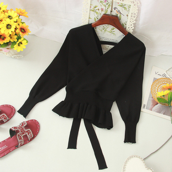 Μοντέρνα γυναικεία μπλούζα με λαιμόκοψη και κορδόνια σε διαφορετικά χρώματα