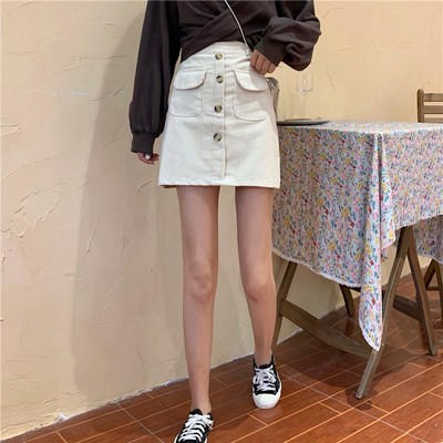 Rövid kordbársony szoknya magas derékkal, fehér, fekete és kék gombokkal