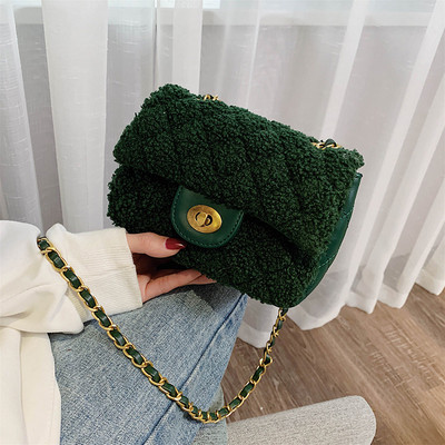 Χνουδωτή  γυναικεία τσάντα  με μεταλλική αλυσίδα σε διάφορα χρώματα