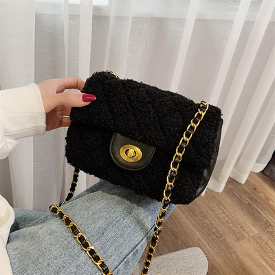 Χνουδωτή  γυναικεία τσάντα  με μεταλλική αλυσίδα σε διάφορα χρώματα