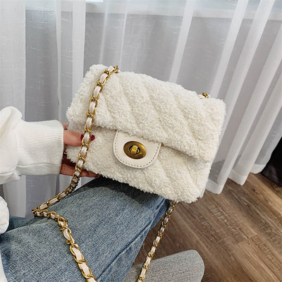 Χνουδωτή  γυναικεία τσάντα  με μεταλλική αλυσίδα σε διάφορα χρώματα