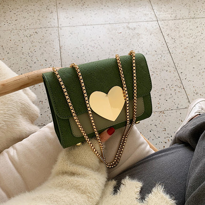 Stílusos női táska fémlánccal több színben