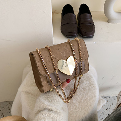 Stílusos női táska fémlánccal több színben