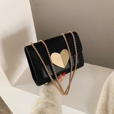 Stílusos női táska fémlánccal több színben