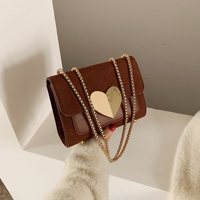 Stílusos női táska fémlánccal több színben