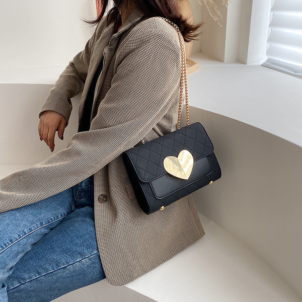 Stílusos női táska fémlánccal több színben