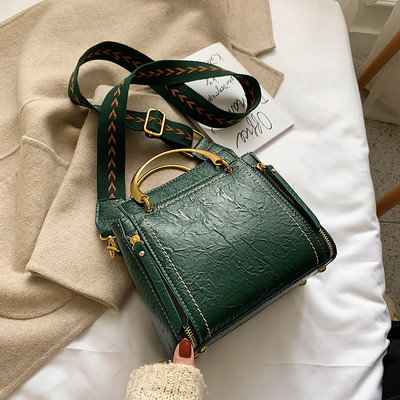 Κομψή  γυναικεία τσάντα με μεταλλική λαβή σε διάφορα χρώματα