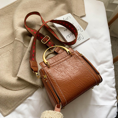 Κομψή  γυναικεία τσάντα με μεταλλική λαβή σε διάφορα χρώματα