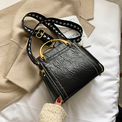 Κομψή  γυναικεία τσάντα με μεταλλική λαβή σε διάφορα χρώματα