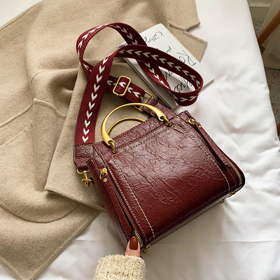 Κομψή  γυναικεία τσάντα με μεταλλική λαβή σε διάφορα χρώματα