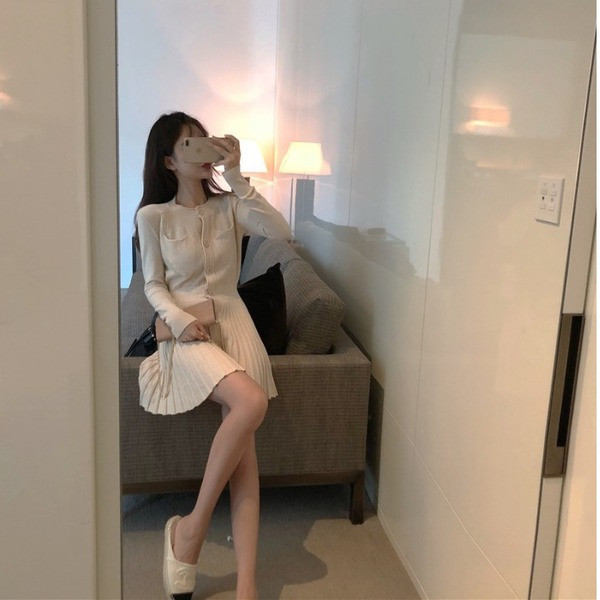 Rochie scurta tricotata plisata cu nasturi