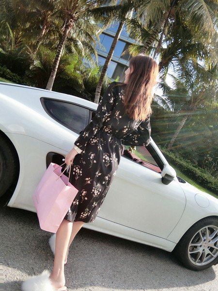 Rochie neagra lunga si decupata cu model floral