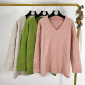 Pulover lat cu decolteu spitz în gri, verde și roz