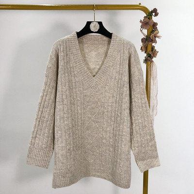 Pulover lat cu decolteu spitz în gri, verde și roz