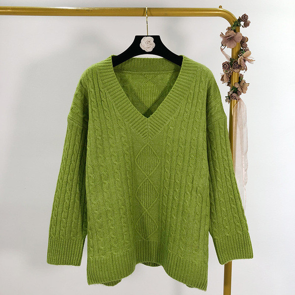 Pulover lat cu decolteu spitz în gri, verde și roz