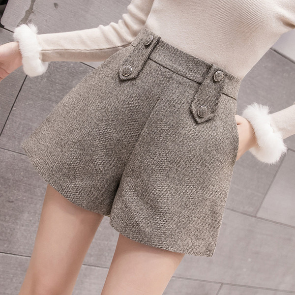 Pantaloni scurti moderni de dama cu buzunare in trei culori