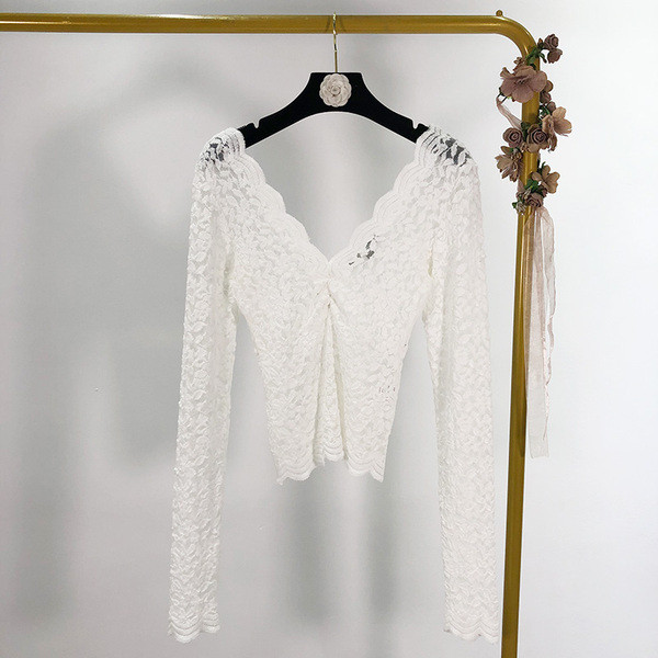 Σύντομη γυναικεία μπλούζα από δαντέλα με λαιμόκοψη σε λευκό χρώμα