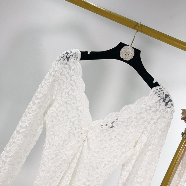 Σύντομη γυναικεία μπλούζα από δαντέλα με λαιμόκοψη σε λευκό χρώμα