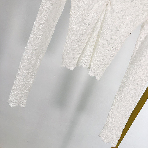 Σύντομη γυναικεία μπλούζα από δαντέλα με λαιμόκοψη σε λευκό χρώμα