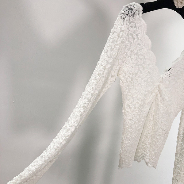 Σύντομη γυναικεία μπλούζα από δαντέλα με λαιμόκοψη σε λευκό χρώμα