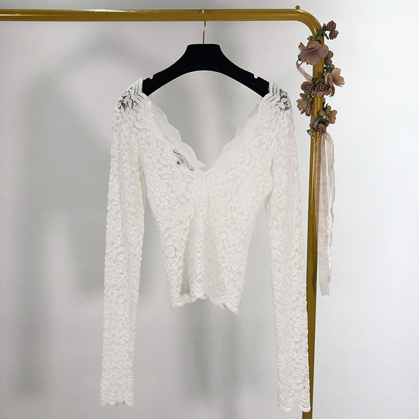 Σύντομη γυναικεία μπλούζα από δαντέλα με λαιμόκοψη σε λευκό χρώμα