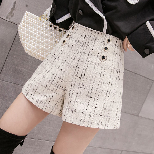 Pantaloni scurți moderni de damă cu nasturi - negru și bej