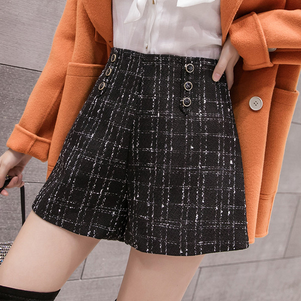 Pantaloni scurți moderni de damă cu nasturi - negru și bej