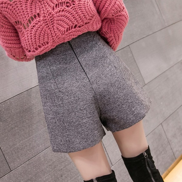 Pantaloni scurți moderni de damă cu talie înaltă și nasturi în negru, gri și maro