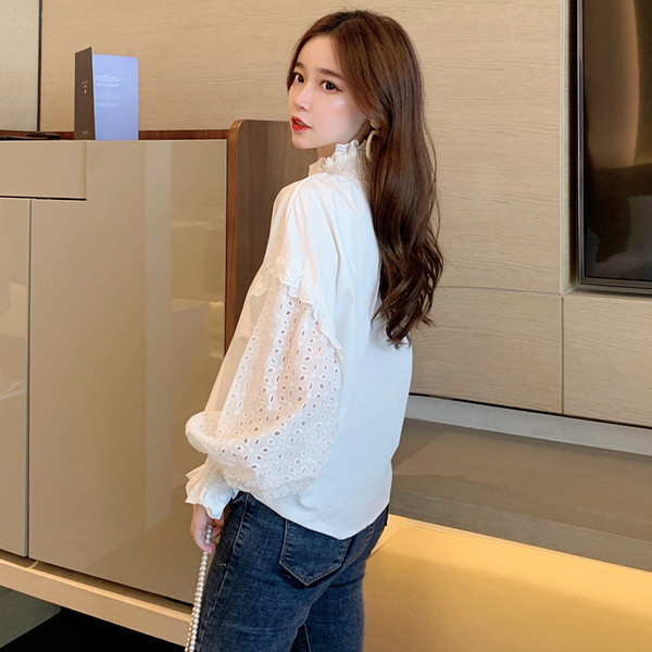 Cămașă modernă de damă cu guler înalt de culoare albă și mâneci largi