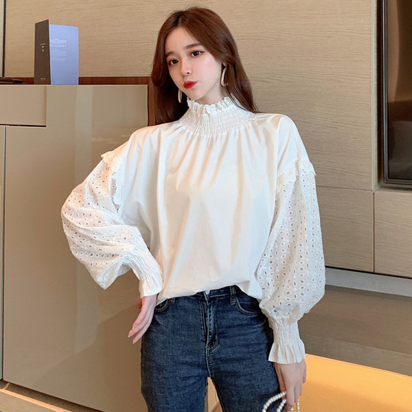 Cămașă modernă de damă cu guler înalt de culoare albă și mâneci largi