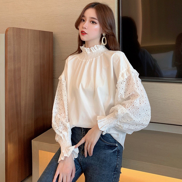 Cămașă modernă de damă cu guler înalt de culoare albă și mâneci largi