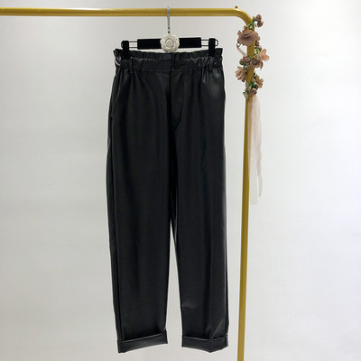 Eco bőrből készült, elasztikus derékkal rendelkező hosszú nadrág - egyenes modell