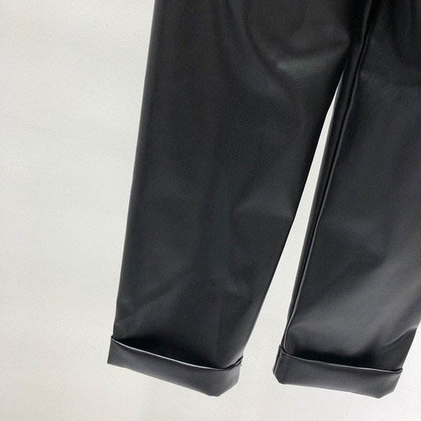 Eco bőrből készült, elasztikus derékkal rendelkező hosszú nadrág - egyenes modell