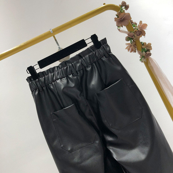 Eco bőrből készült, elasztikus derékkal rendelkező hosszú nadrág - egyenes modell