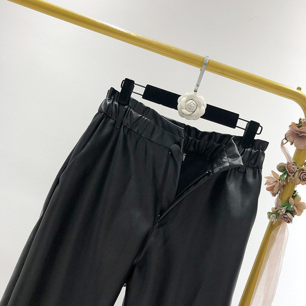 Eco bőrből készült, elasztikus derékkal rendelkező hosszú nadrág - egyenes modell