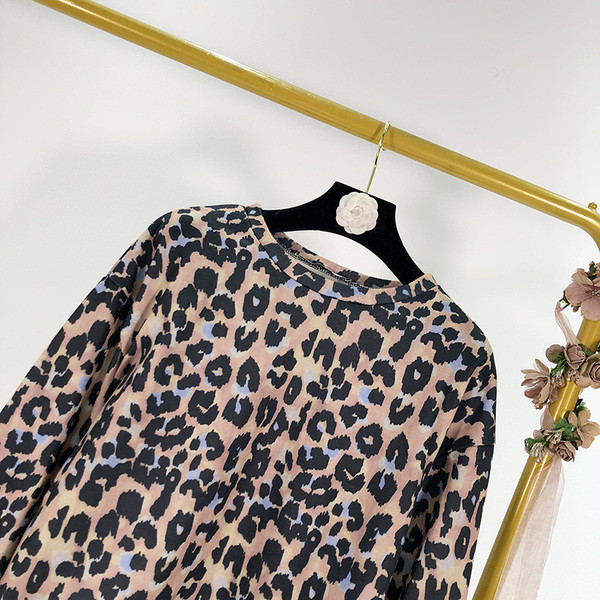 Σύντομη φαρδιά μπλούζα με ζωικό τύπωμα